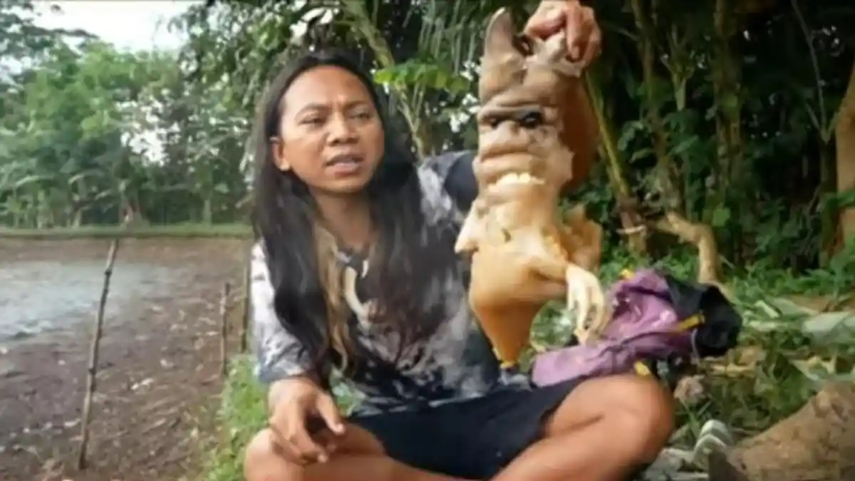 Sosok Dede Inoen, Youtuber 'Nyeleneh' Kuliner Ekstrem Kini Keracunan Kotoran Kuda