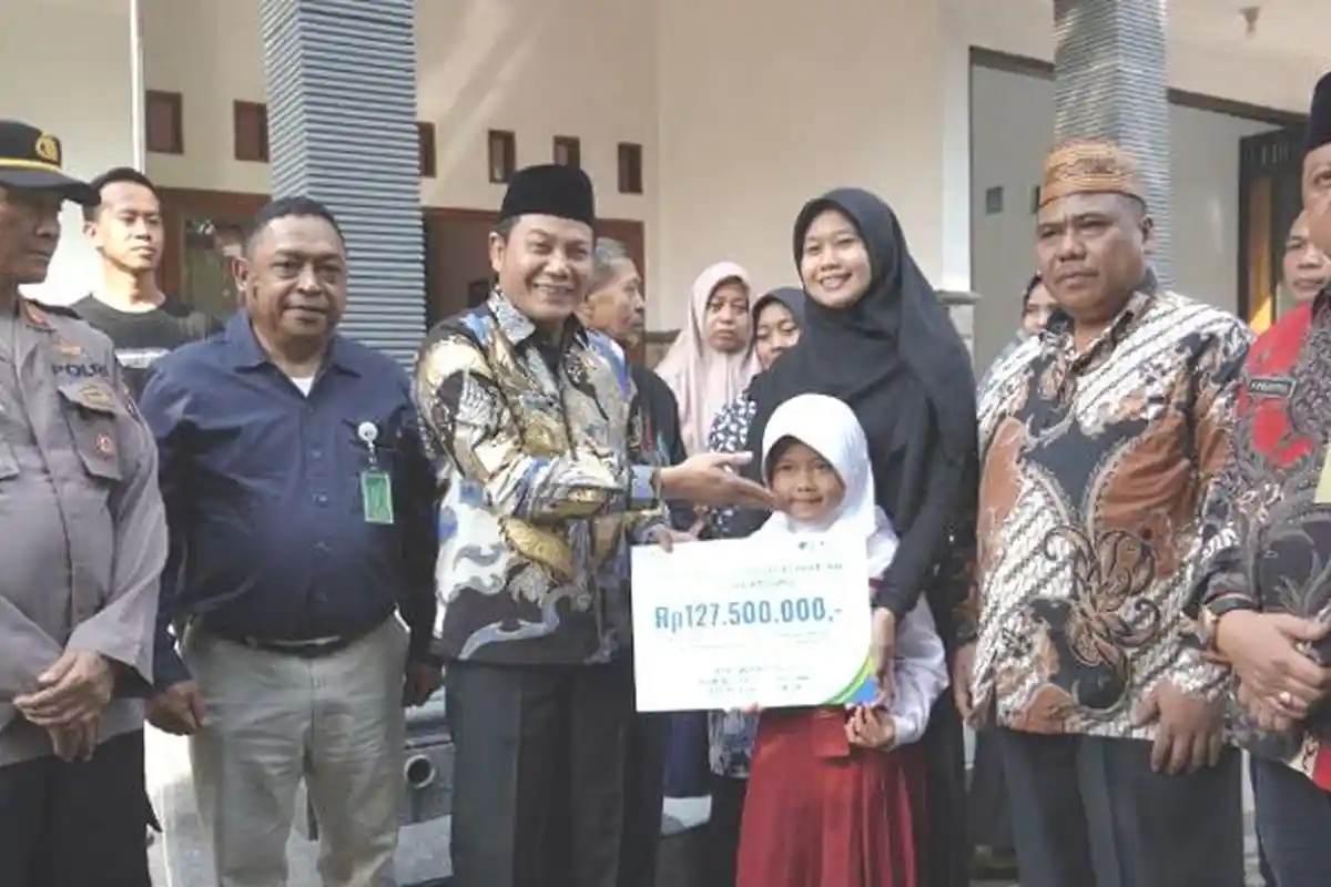 Plt Bupati Subandi Serahkan Santunan JKM Rp 127 Juta ke Keluarga Mendiang Kasun Simpang Sidoarjo
