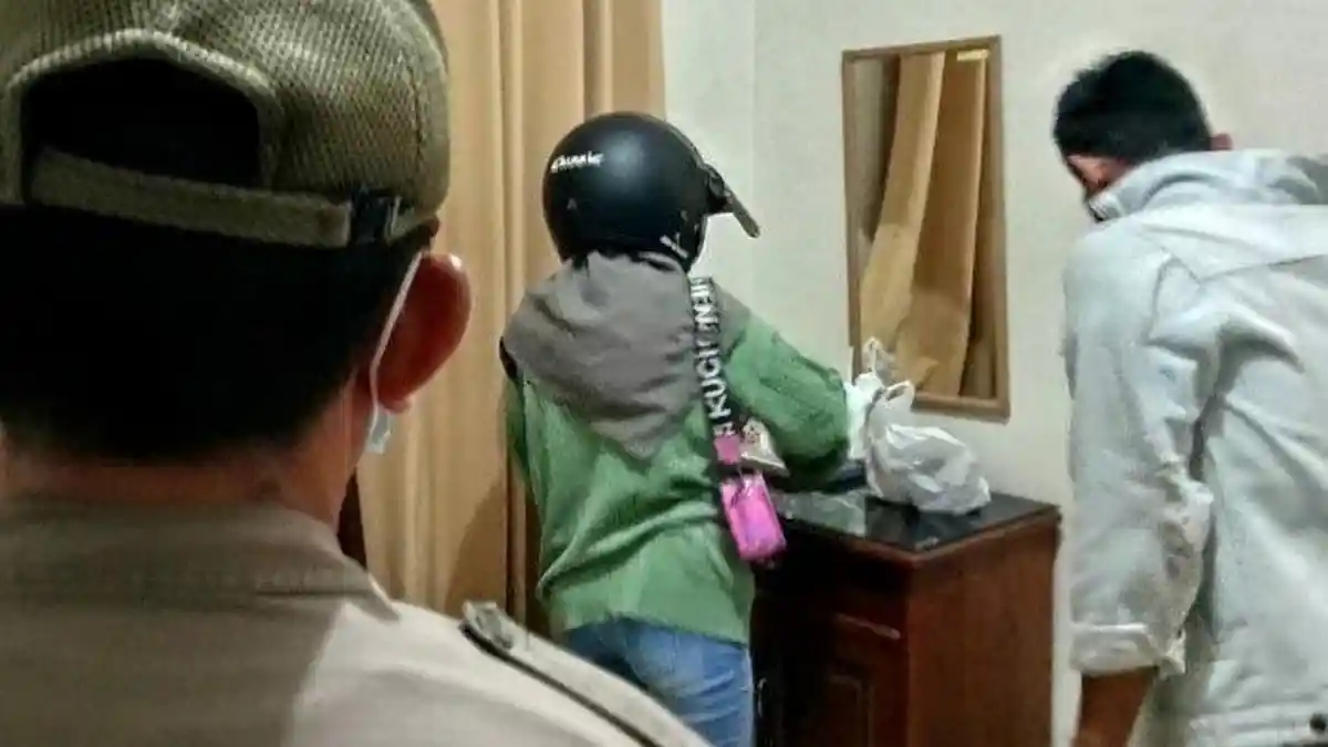 Dua Mahasiswi Tertangkap Basah Mesum Bersama Om Om di Hotel