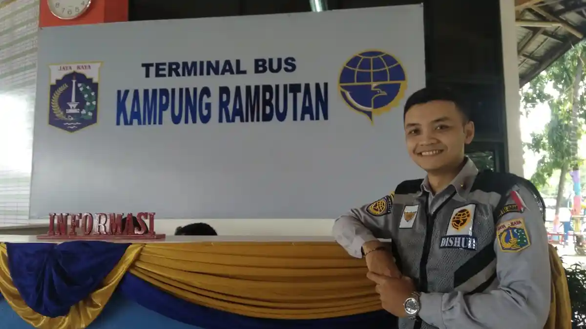 Menarik Perhatian, Petugas Dishub di Terminal Kampung Rambutan Ini Kerap Dimintai Selfie