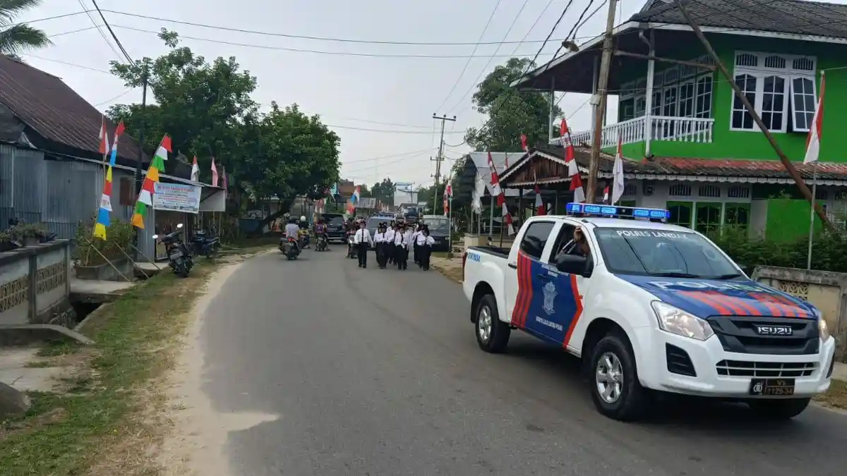 Sat Lantas Polres Landak Kawal Gerak Jalan dan Karnaval SDN 03 Ngabang