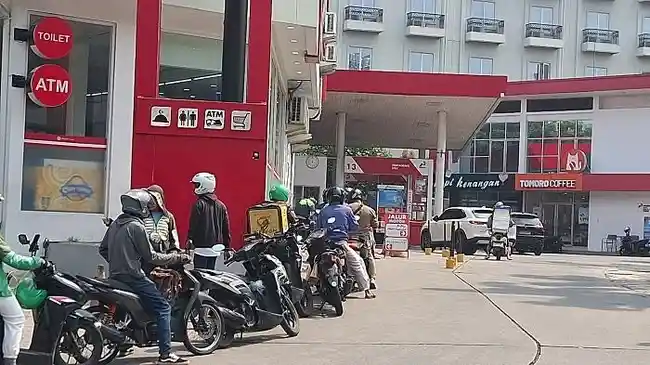 Pertamax Series Makin Sepi Peminat, Antrean Pertalite Mengular di SPBU Tendean Jakarta Selatan