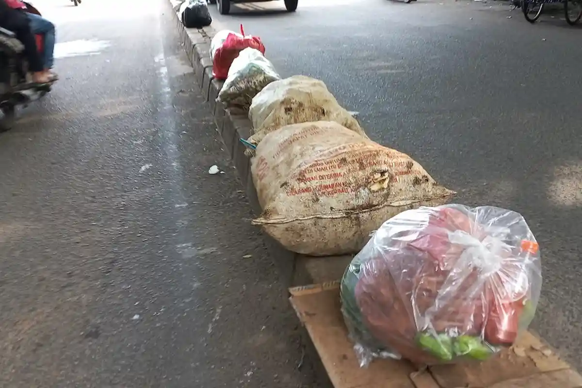 Sepanjang 1,5 Km Median Jalan Raden Fatah Ciledug Menjadi 'TPS', Sudah Lima Tahun
