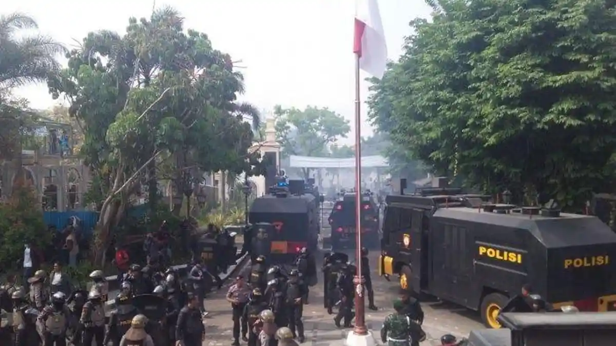 Coba Terobos Pagar Betis, Demo Mahasiswa di DPRD Solo Berakhir Ricuh, Polisi Tembakan Gas Air Mata