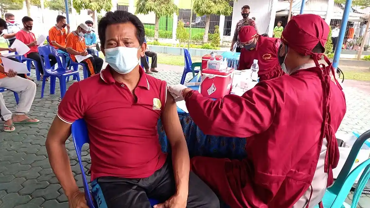 Kanwil Kemenkumham Sulteng Vaksinasi Covid-19 Warga Binaan Lapas Palu