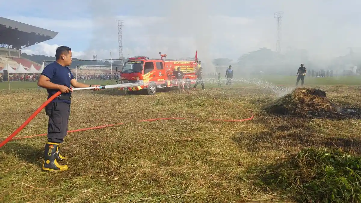 Kepulan Asap Tutupi Stadion Manakarra Saat Sampah Dibakar, Damkar Mamuju Terjun Padamkan Api