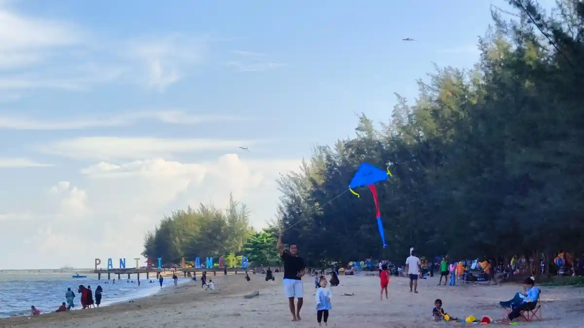 Pengunjung Pantai Lamaru Balikpapan Capai 1500 Orang Perhari saat Libur Idul Adha