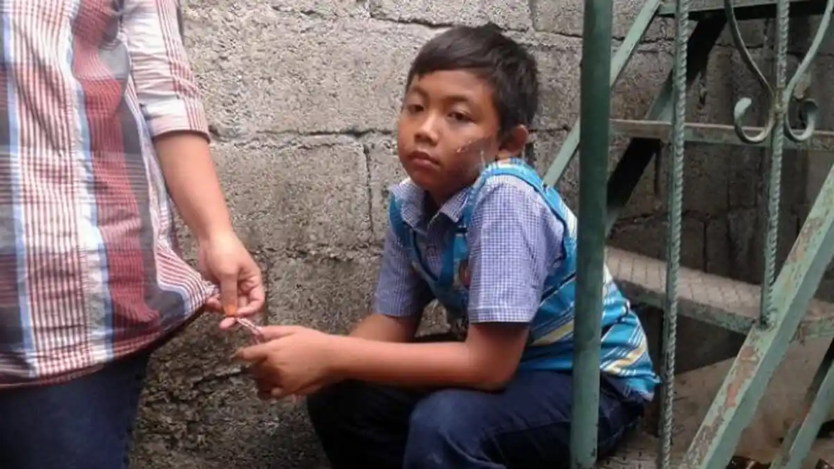 Ibu Tiri Penyetrika Pipi Dennis Diketahui Berperangai Kasar