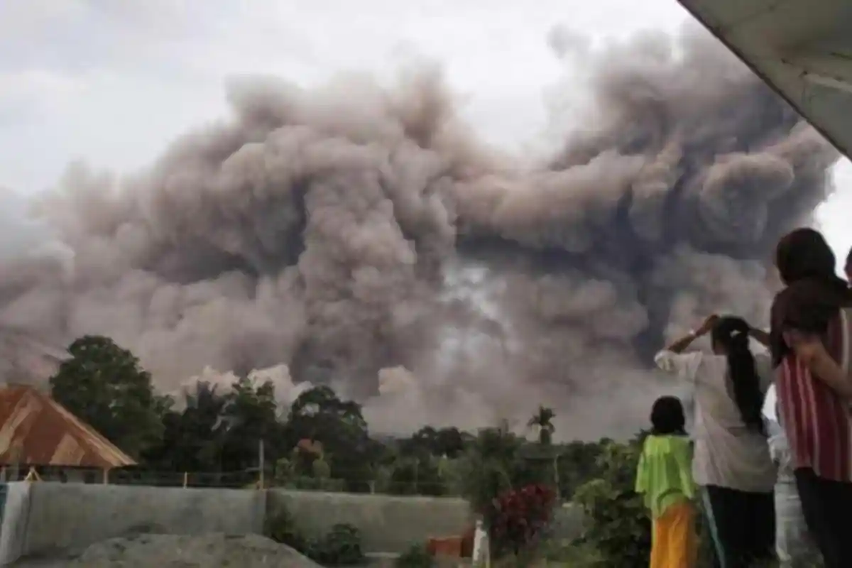 Erupsi dan Lucuran Awan Panas Masih Terjadi di Gunung Sinabung