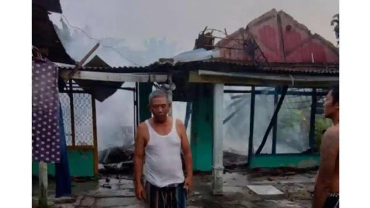 Satu Rumah di Gresik Ludes Diamuk Si Jago Merah, Pemilik Selamatkan Diri Sebelum Atap Ambruk