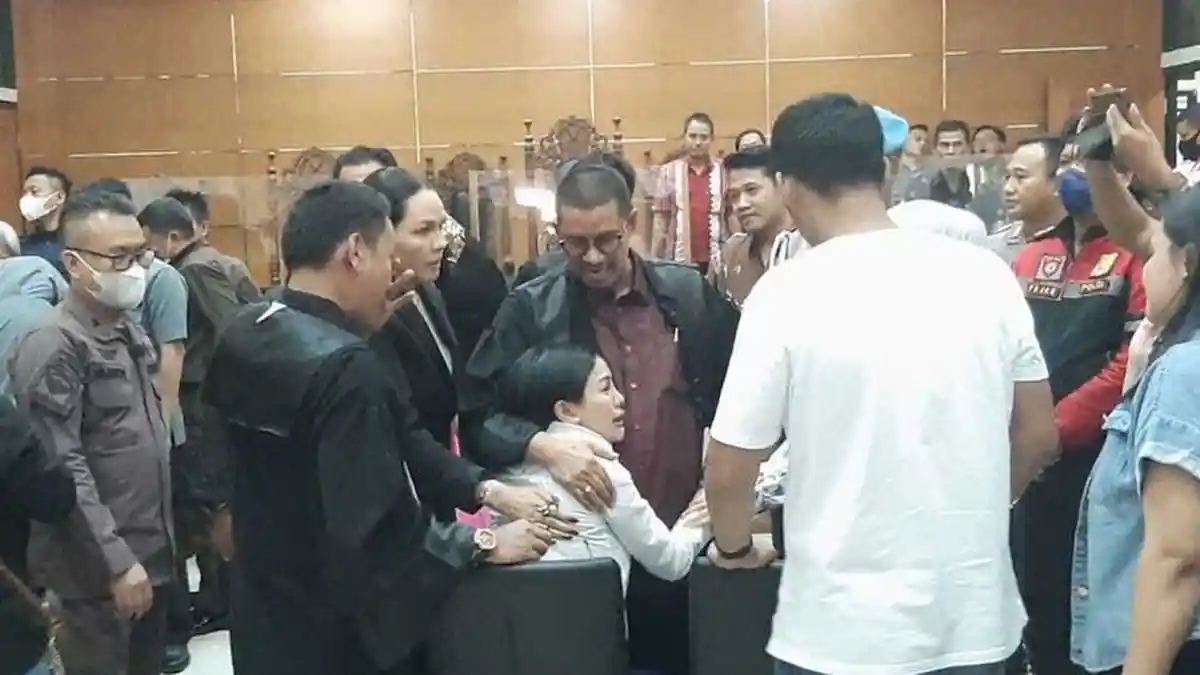 Tangis Nikita Mirzani Langsung Sujud Syukur Dinyatakan Bebas Hari Ini