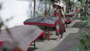 Suku-Osing-menggelar-tradisi-Mepe-Kasur-alias-menjemur-kasur-di-Banyuwangi.jpg