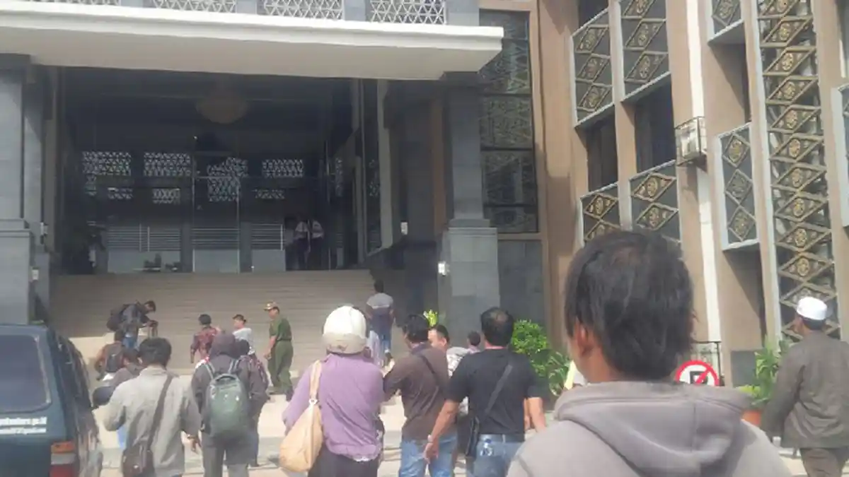 Pedagang Plaza Sukaramai Datangi Kantor DPRD Kota Pekanbaru