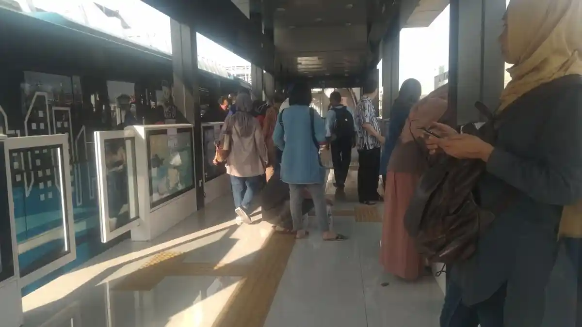 Warga Senang Stasiun LRT Velodrome Terintegrasi Halte TrasJakarta Pemuda Rawamangun