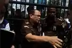 Kepala-Penerangan-dan-Hukum-Kejatisu-saat-menemui-sejumlah-pengunjuk.jpg