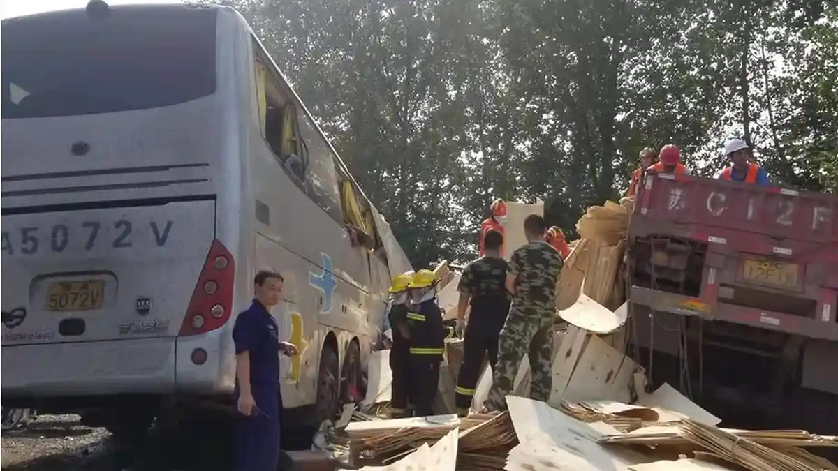 Bus Perpenumpang 69 Orang, Pecah Ban dan Tabrak Truk dari Arah Berlawanan, 36 Orang Tewas