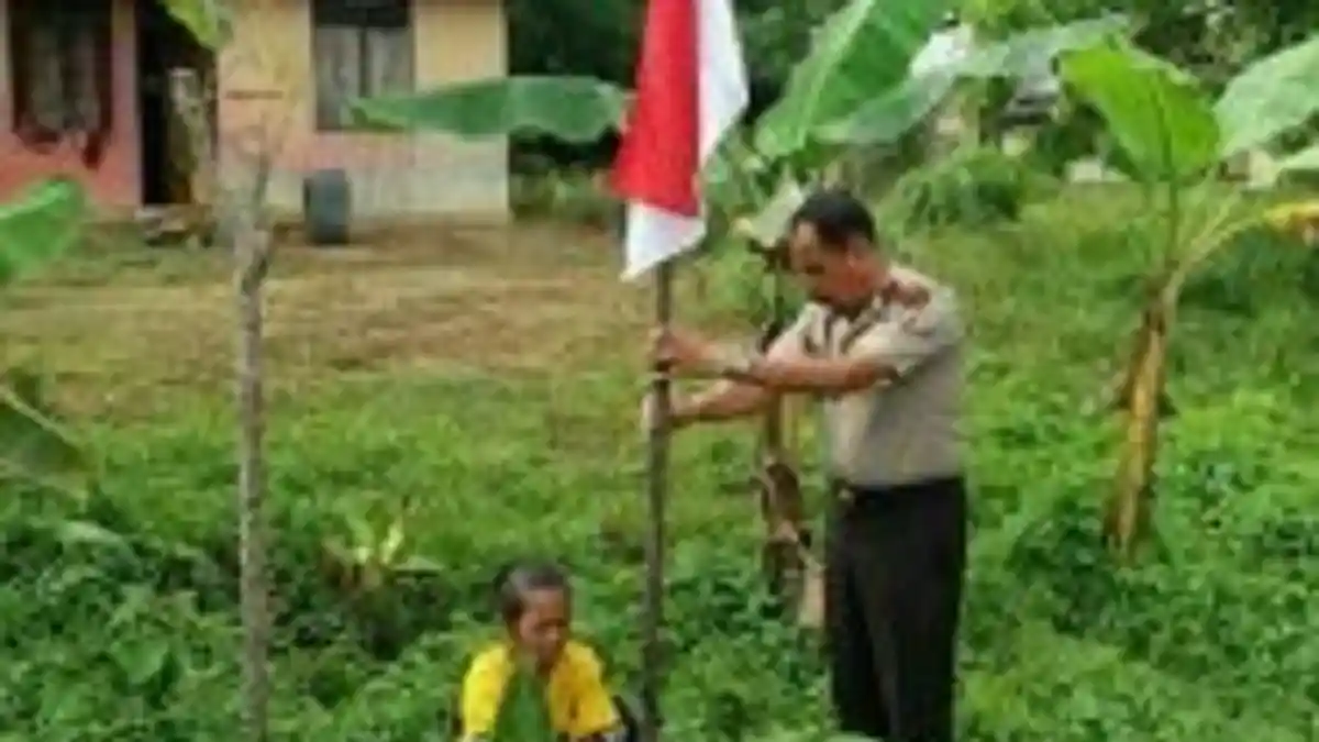 Tak Punya Bendera Merah Putih, Nek Maryam Kibarkan Berdera Bulan Bintang