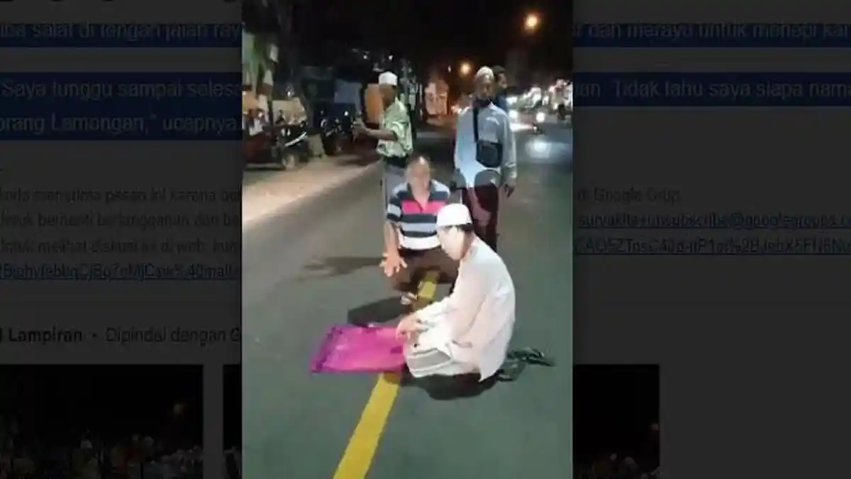 Sosok dan Identitas Pria yang Viral Salat di Tengah Jalan Raya di Gresik, Ternyata Warga Lamongan