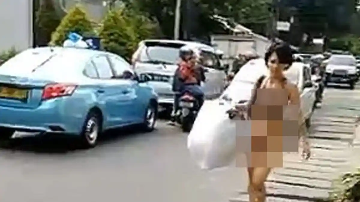Setelah Belanja di Minimarket, Wanita Bugil Ini Kembali Bertingkah di Jalanan, Videonya Bikin Heboh