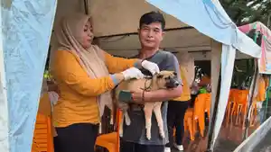 Pemilik_HPS_vaksinasi_rabies_di_momen_hari_rabies_sedunia_di_kota_dumai.jpg