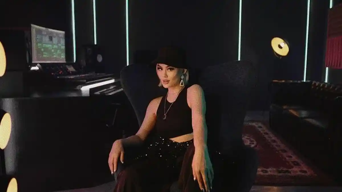Terjemahan Lirik Lagu Walk -  Agnez Mo: 20 Years Worth of Training