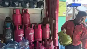 NAIK-LPG-Non-Subsidi-di-pangkalan-LPG-di-Jalan-MT-Haryono-Ponorogo-Jatim.jpg