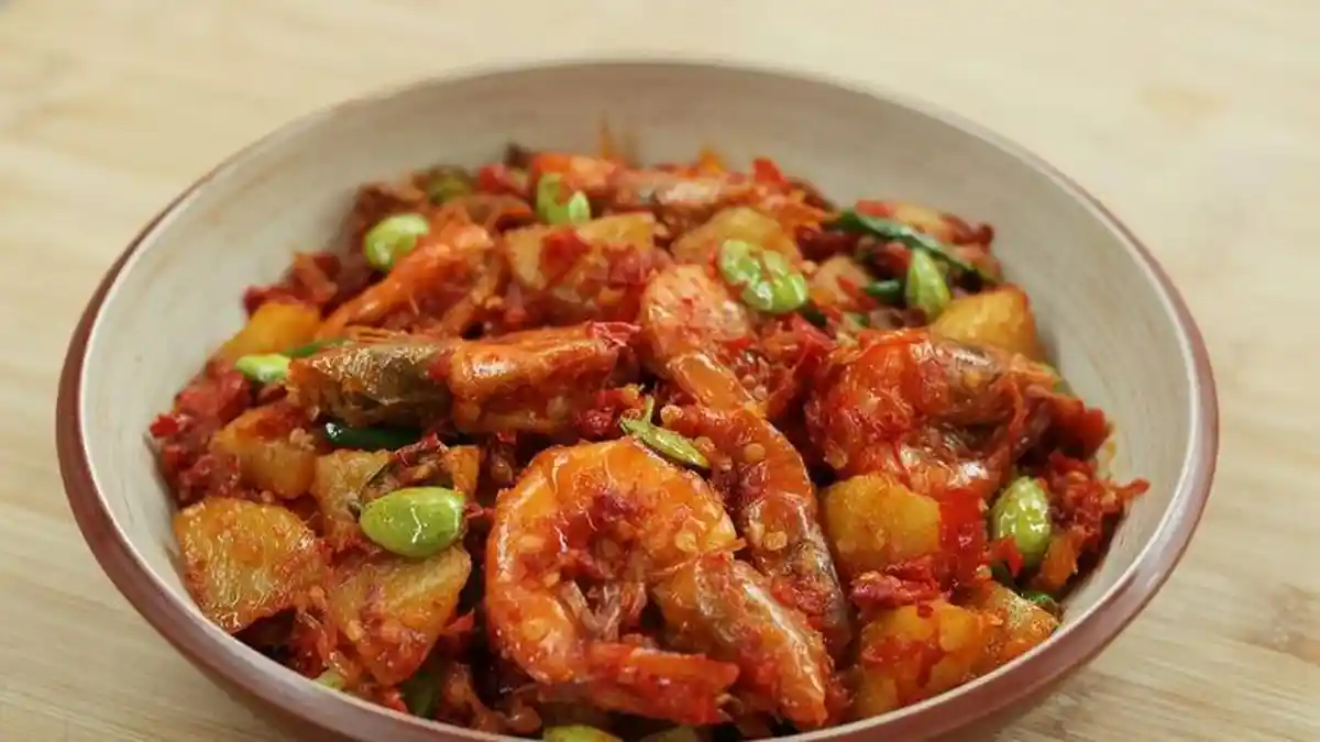 Resep Udang Saus Balado ala Devina Hermawan, Gurih Pedas dengan Kentang ...