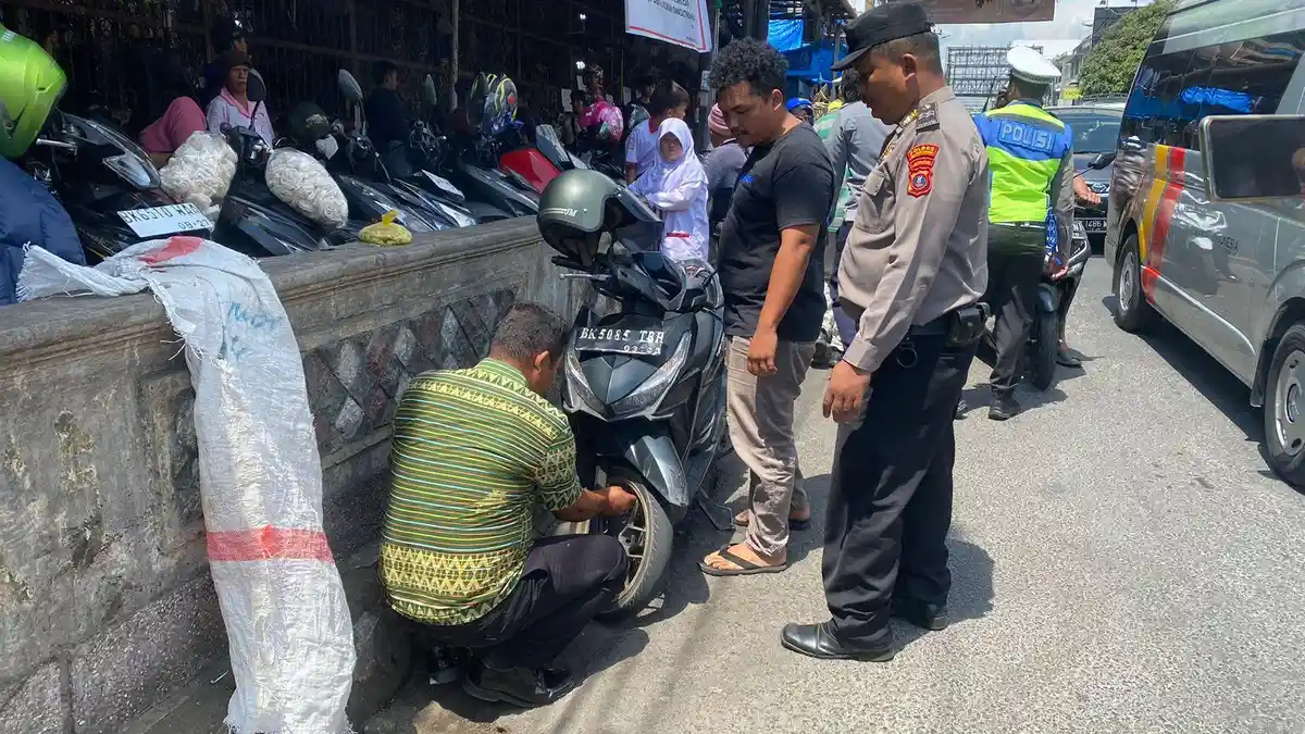 Sejumlah Kendaraan Sembarang Parkir di Bahu Jalan Pasar Horas Ditertibkan Sat Lants Polres Siantar