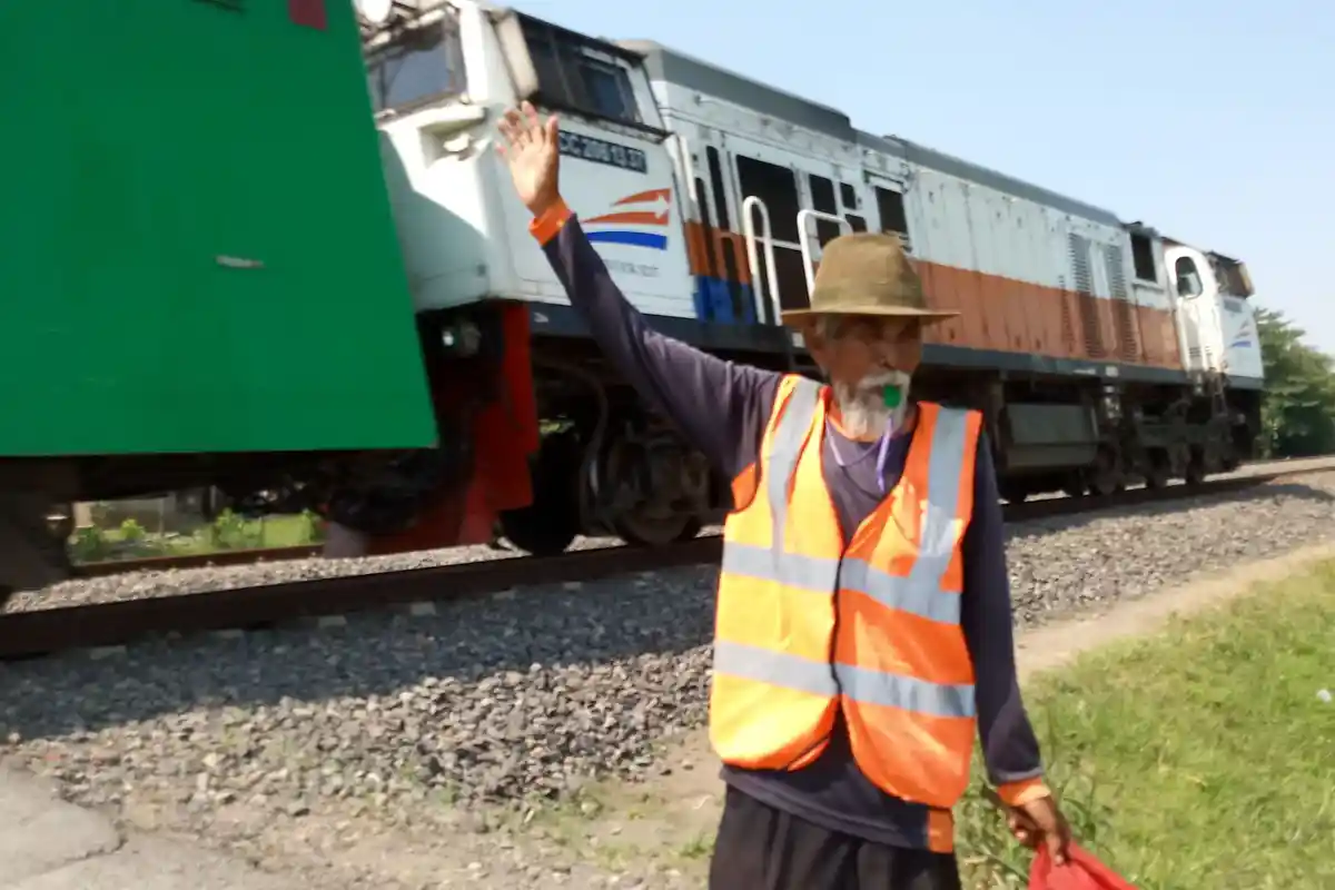 Cerita Kakek Tarman, Dedikasikan Hidupnya untuk Menjaga 'Nyawa' di Palang Perlintasan Kereta