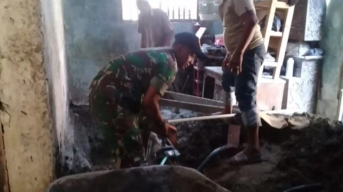 Babinsa Serda Masrikun Bantu Warga Desa Brambang Demak Bangun Jamban Rumah