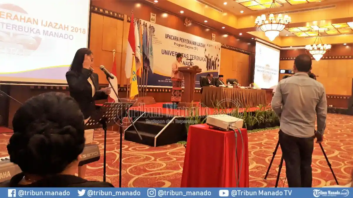 UT Manado Adakan Penyerahan Ijazah, Ini Kata Direktur