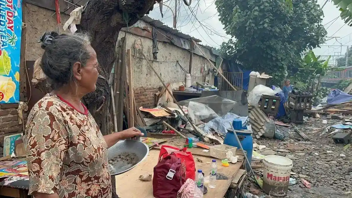 Sehari Setelah Didatangi Prabowo, Rumah Semi Permanen di Bantaran Rel Senen Rata dengan Tanah
