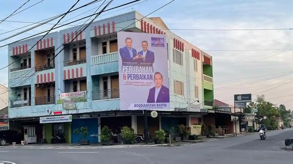 BREAKING NEWS : Baliho Bergambar Anies-AHY di Gedung Nasional Dicopot