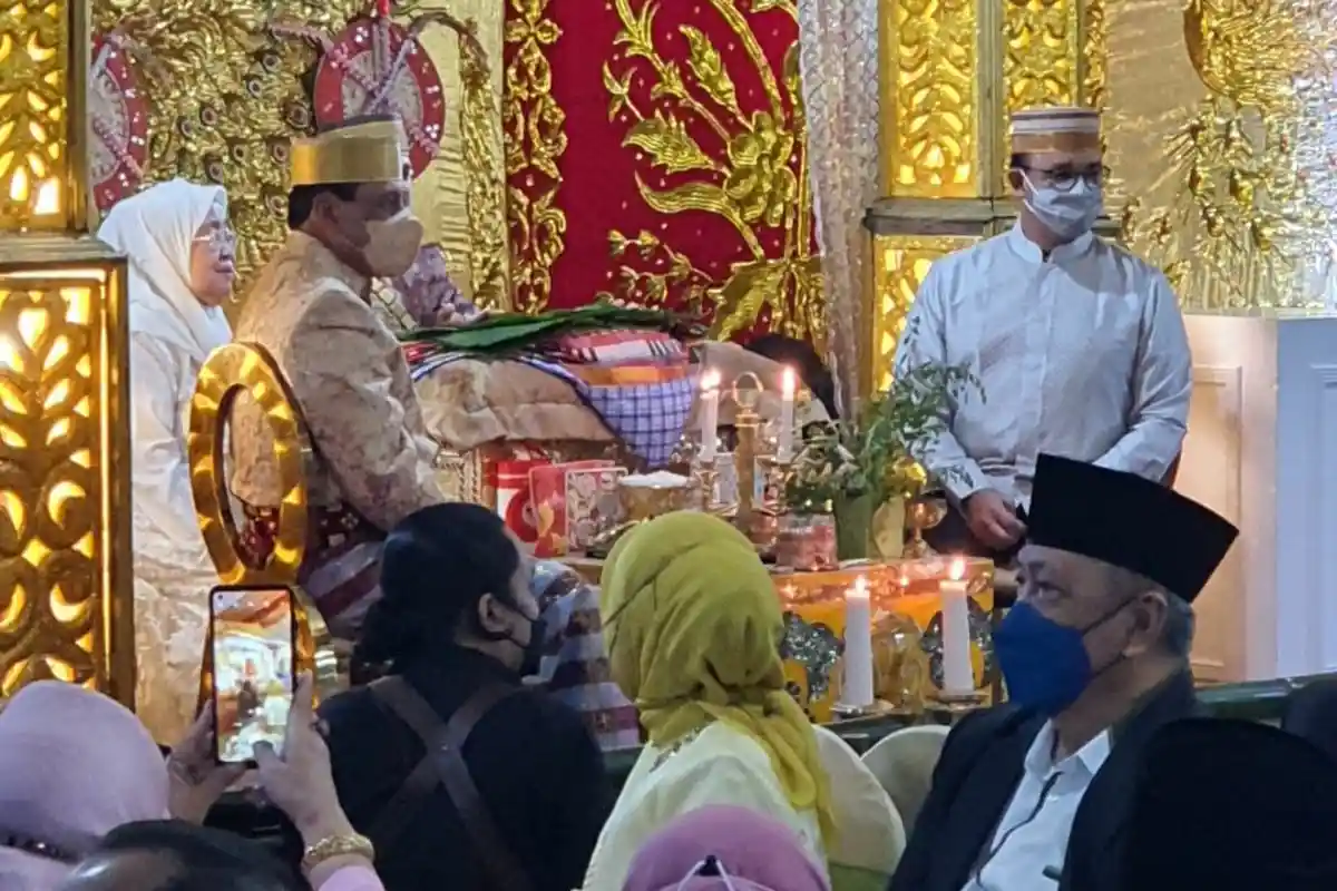 Lihat Gaya Anies Baswedan Kenakan Songkok Recca di Acara Mappacci Putra Nurdin Halid