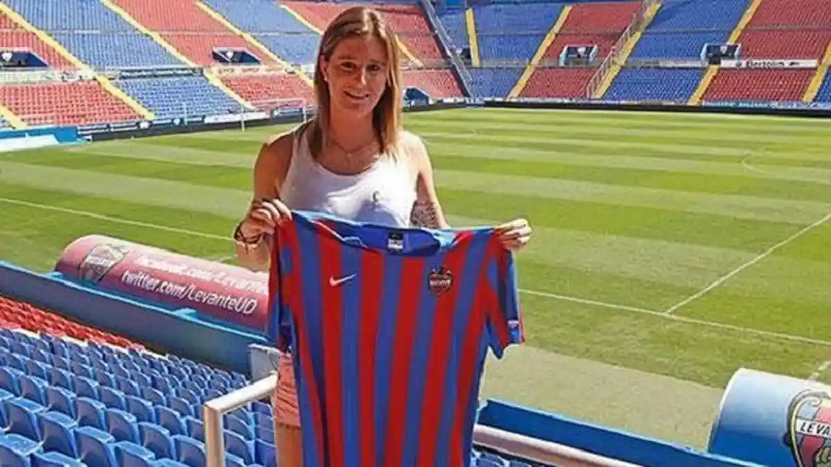 Adriana Martin Melanglang Buana Untuk Koleksi Jersey Klub