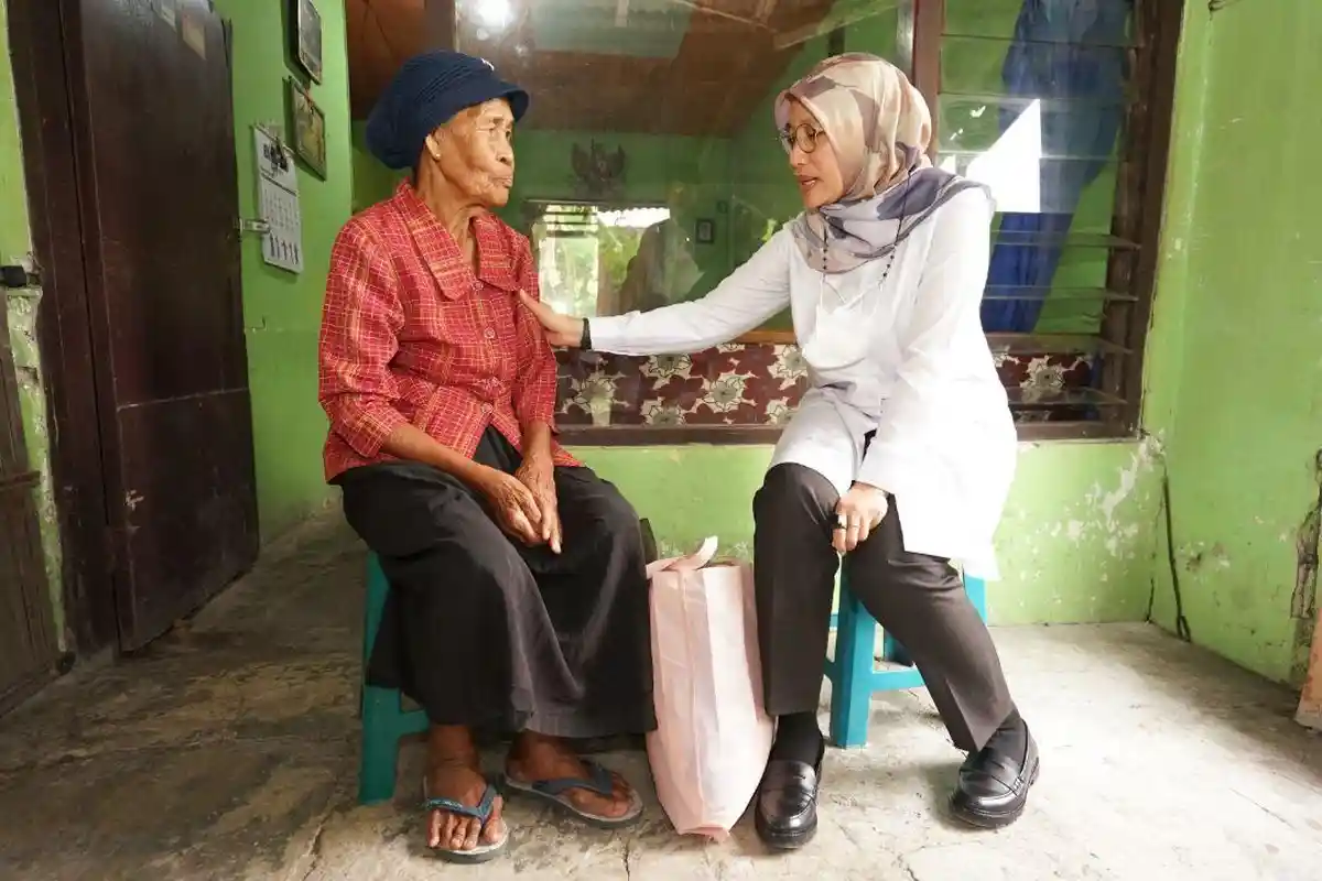 Momen Ramadan, Bupati Ipuk Keliling Jenguk Lansia Sakit