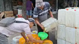 Pedagang-Pasar-Besar-Ngawi-menuangkan-minyak-goreng.jpg