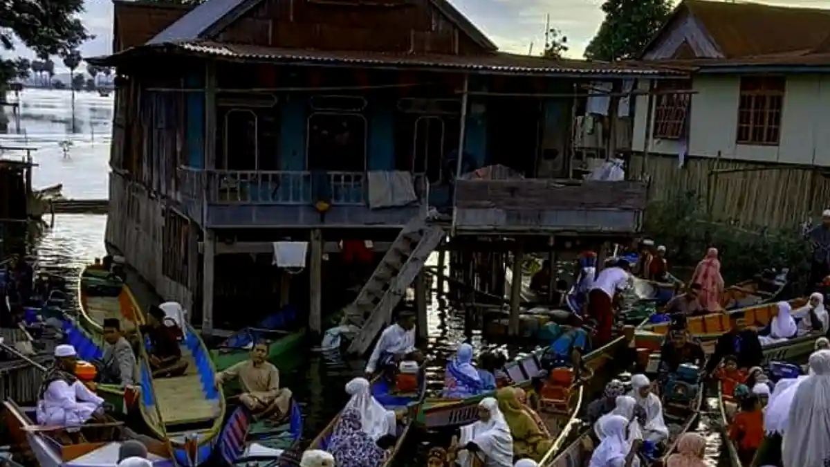 Warga Desa Salotenga Wajo Lebaran di Tengah Banjir dan Pandemi Corona
