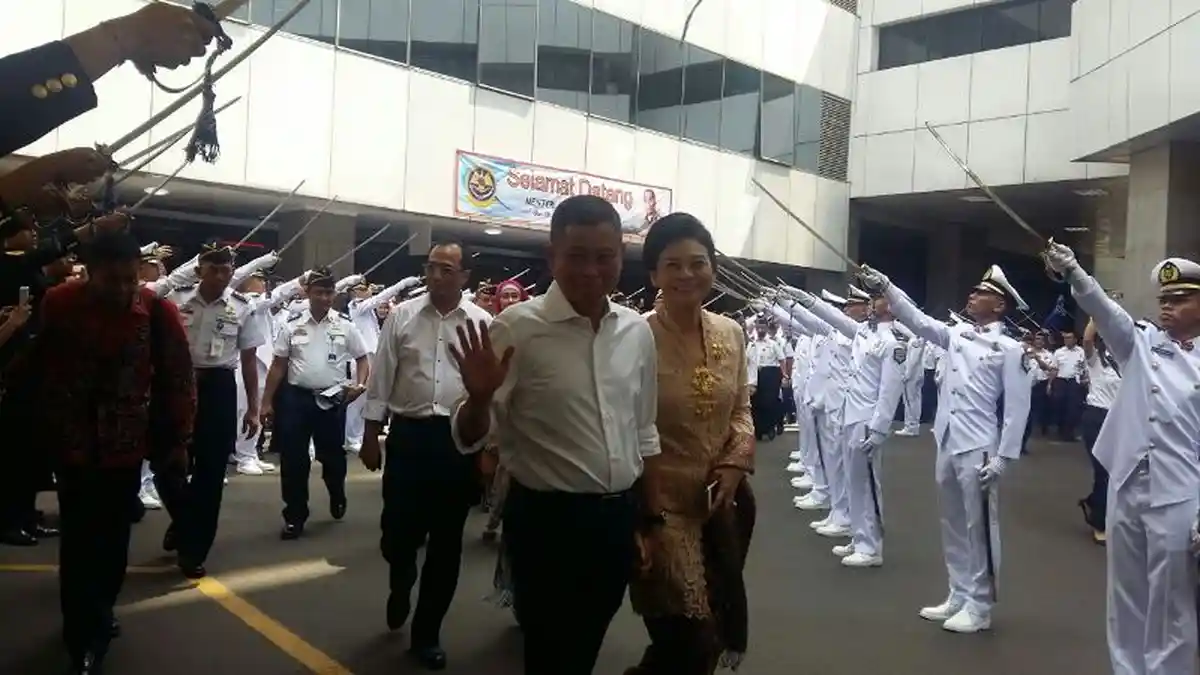 Pegawai Kementerian Perhubungan: I Love You, Pak Jonan!