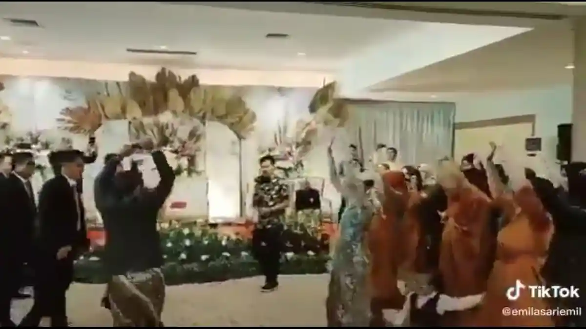 Viral, Pengantin Ini Ajak Tamu Undangan Goyang Tik Tok Berulang Kali
