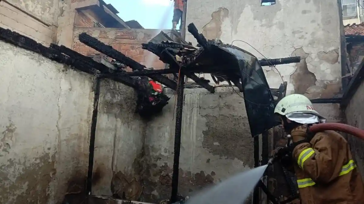 Diduga Korsleting Listrik, Satu Rumah Hangus Dilalap si Jago Merah
