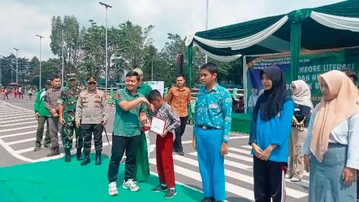Ketua DPRD Batang Hari Rahmad Hasrofi Serahkan Beasiswa Batang Hari Tangguh Tahun 2025