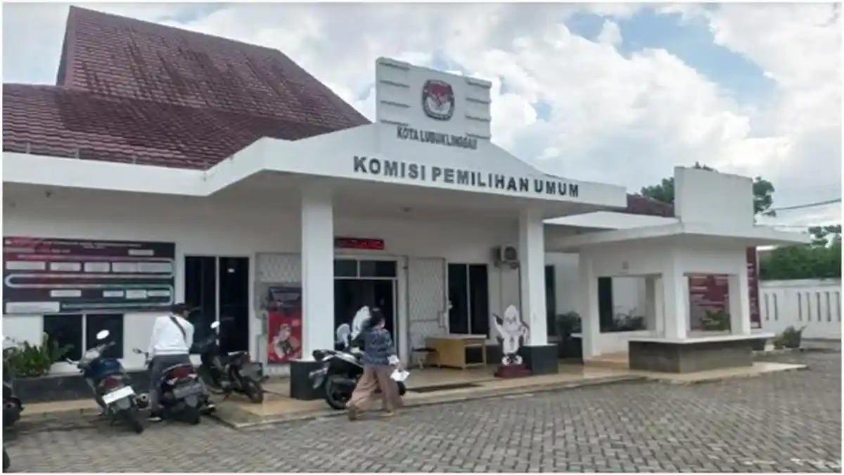 KPU Lubuklinggau Terima Surat Suara DPR, Petugas Sortir-Lipat Surat Suara jadi 42 Orang