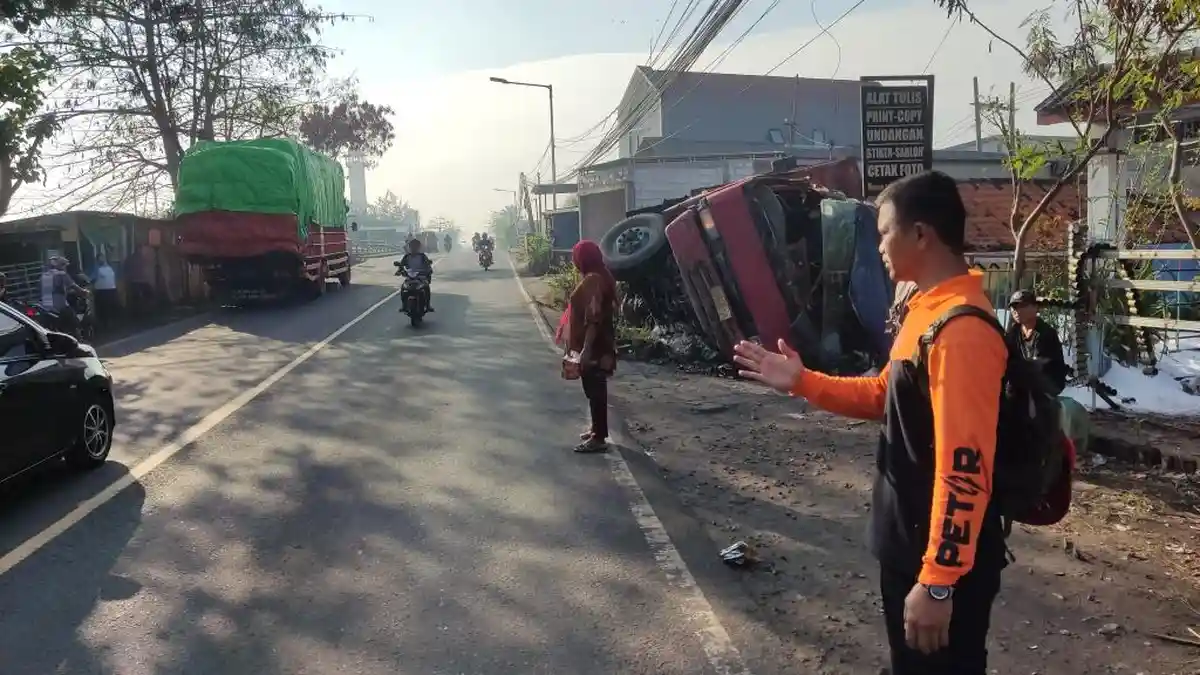 Kecelakaan Maut di Jalan Greges Surabaya, Truk Terguling Timpa Rumah Warga, 1 Korban Meninggal Dunia