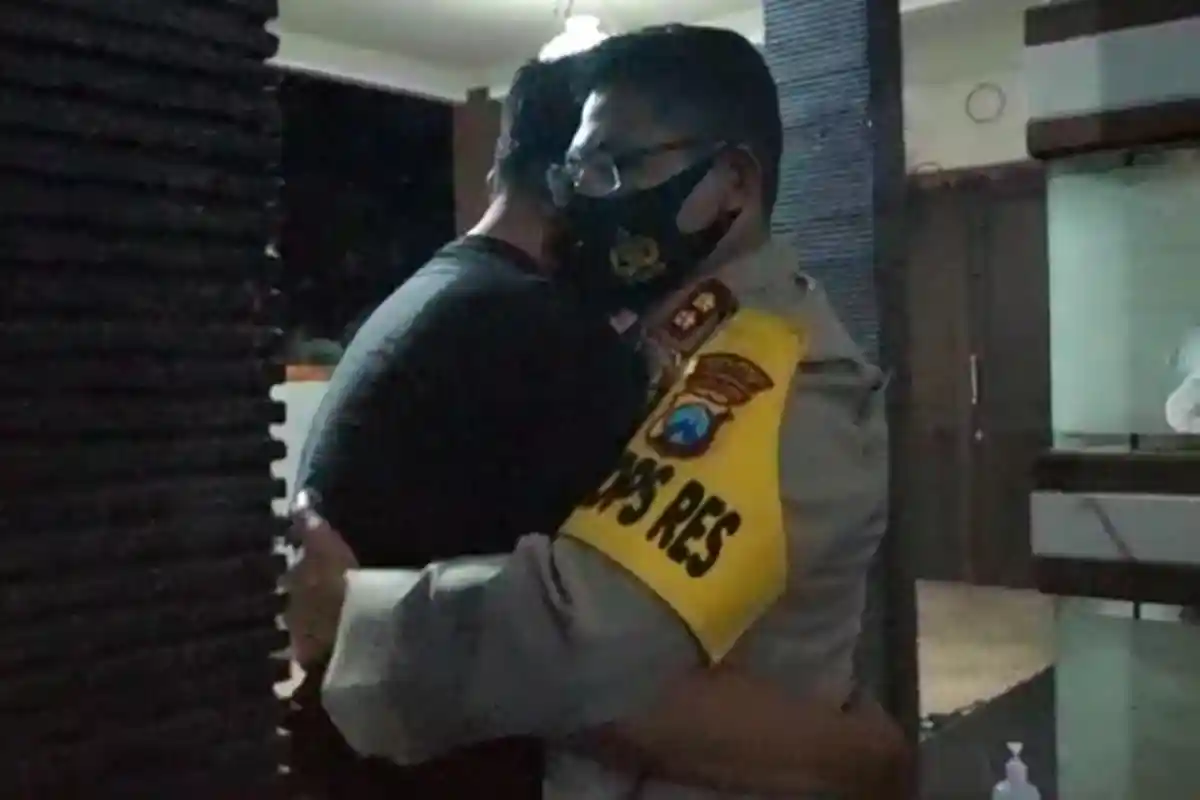 Pelukan Perdamaian Kapolres Blitar AKBP Ahmad Fanani dengan Eks Kasat Sabhara