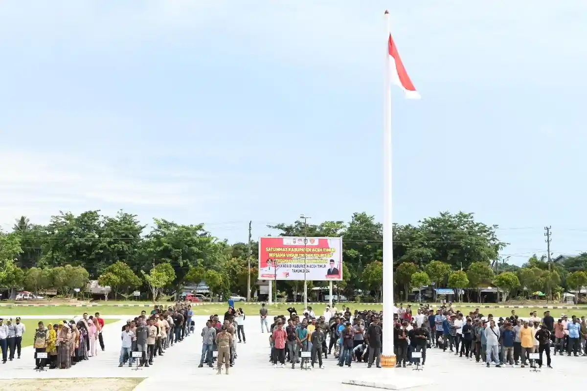 Pemkab Aceh Timur Serahkan 1.352 Anggota Linmas untuk Pengamanan Pilkada