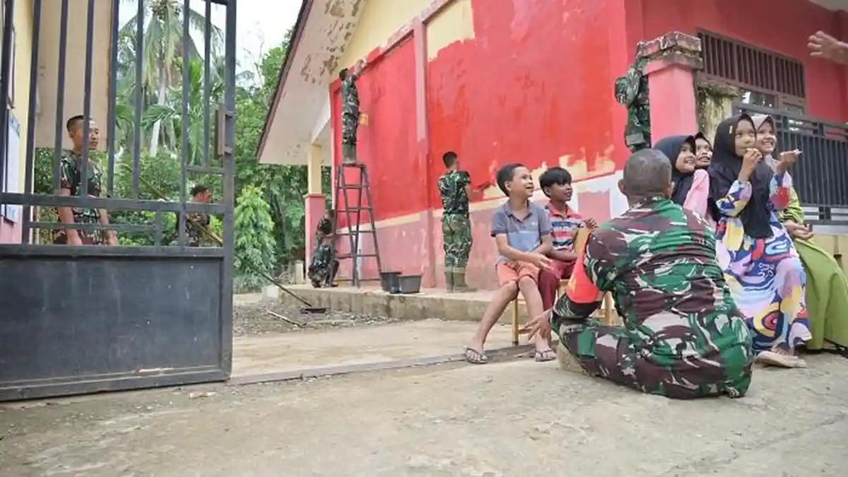 TNI AD Bersama Warga Cat 7 Sekolah di Pijay dengan Warna Merah Putih