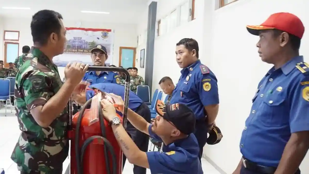 Penanggulangan Bahaya Kebakaran, Prajurit Lantamal VII Latih Padamkan Api di Mako Lantamal