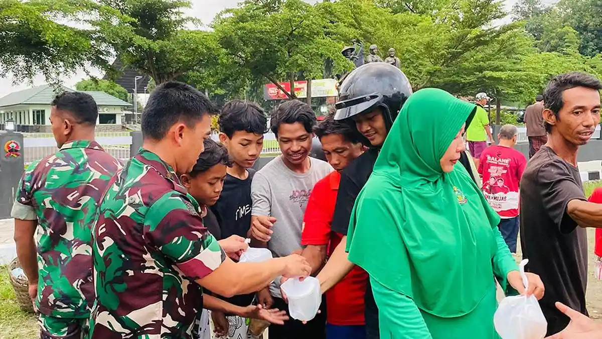 TNI dan Wartawan di Tegal Kompak Bagikan Takjil Gratis untuk Warga