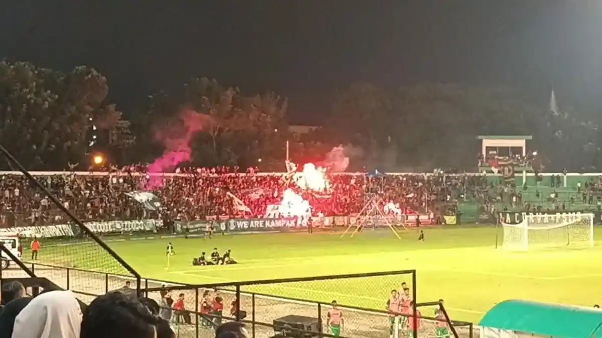 DISOROT, Aksi Pembakaran Flare oleh Oknum Suporter PSMS di Final Gubsu Edy Rahmayadi Cup 2023